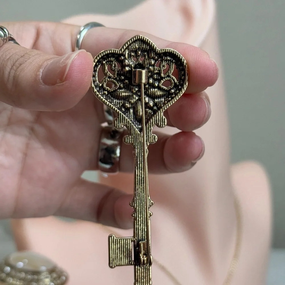 ⚜️ Magical Kéy Vintage Gold Brooch With  Zirconia 🔑 💎